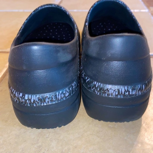 Dual Comfort Clogs - Picture 5 of 7